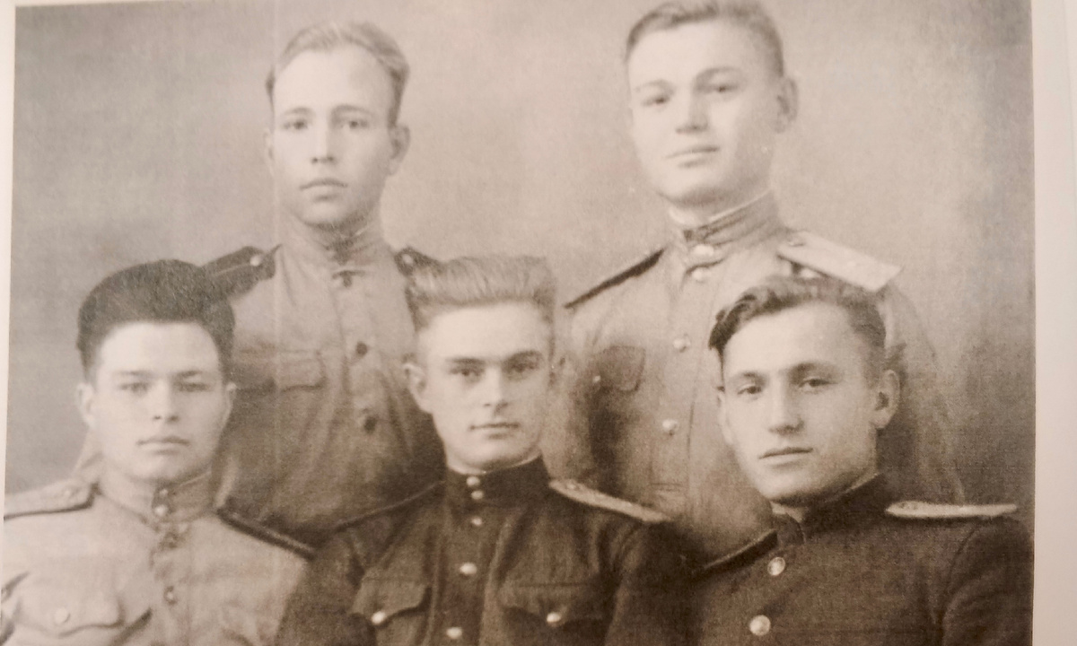 До отправки в действующую армию, ноябрь 1944 года. З.И. Гильманов - в первом ряду, крайний слева.