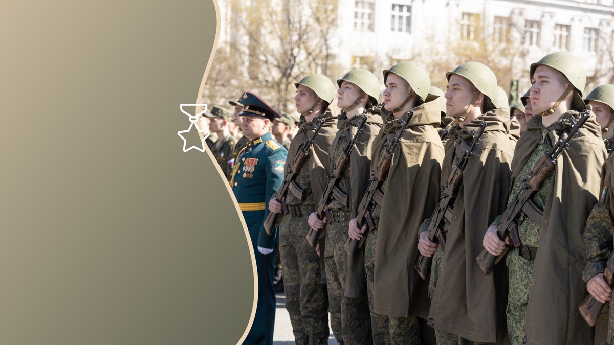 Специалит УрФУ напомнил, сколько всего было парадов и в каком формате они проходили. Коллаж: УрФУ. 