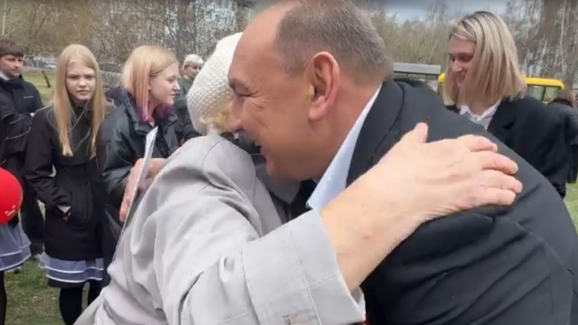 В Усолье-Сибирском мэр и фронтовые бригады обняли ветеранов накануне Дня Победы