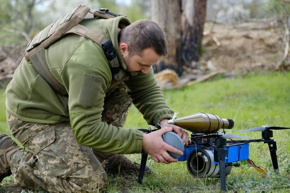 Боевик ВСУ готовит дрон 