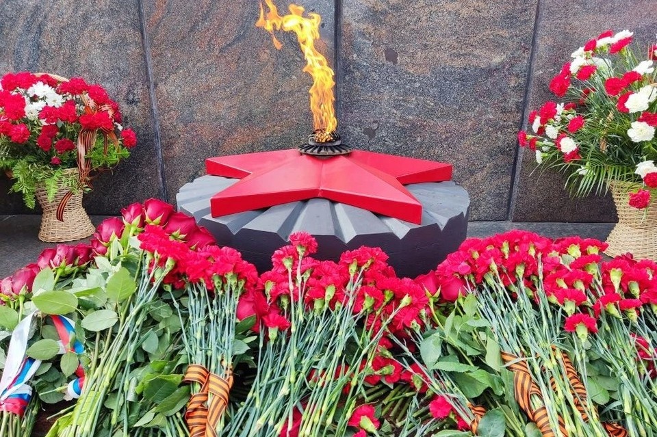    У Вечного огня множество гвоздик Анна КОВАЛЁВА