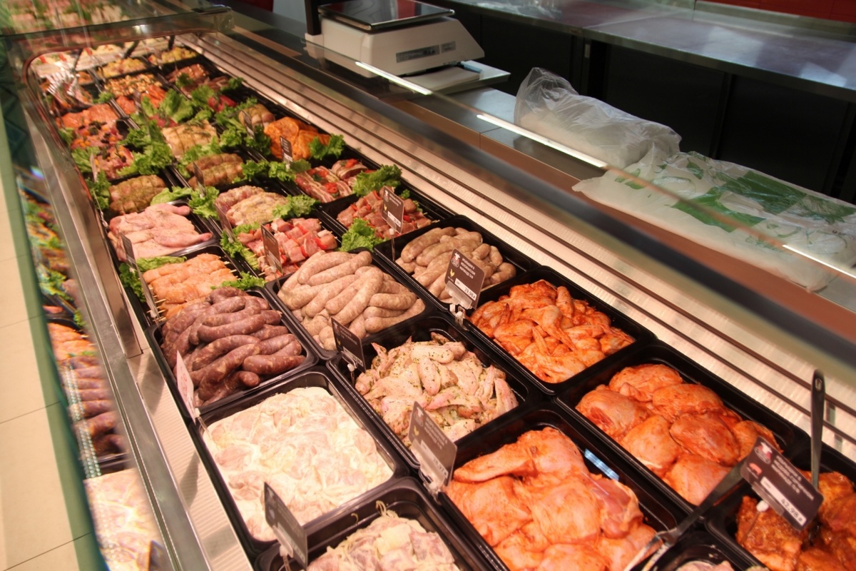 Обычный мясной прилавок в супермаркете. И чего столько мяса то? Кому оно нужно?