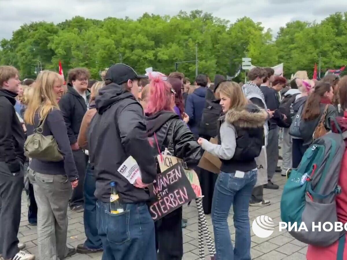    Школьники проводят демонстрацию против милитаризации ФРГ в Берлине | © РИА Новости