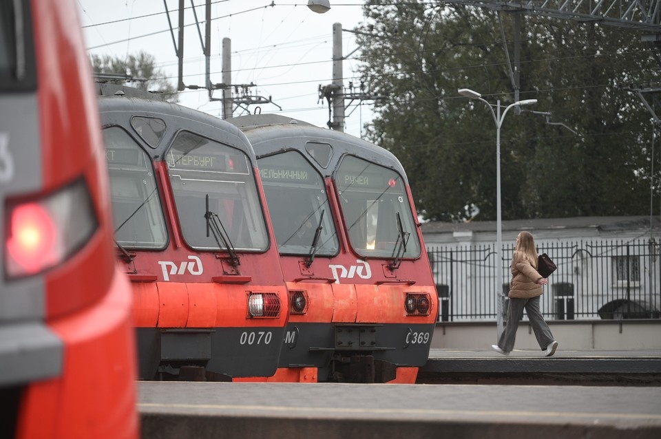    В Петербурге запустят дополнительные пригородные поезда на майские праздники. Алексей БУЛАТОВ