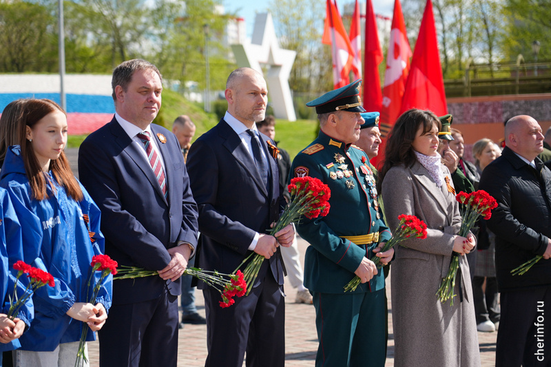 В Череповце накануне 9 Мая возложили цветы к военным памятникам