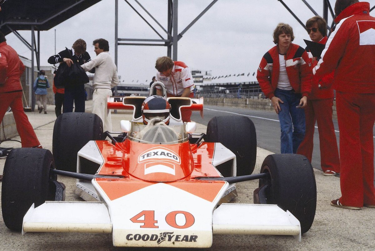 Жиль Вильнёв за рулём машины McLaren в Сильверстоуне-1977Фото: Соцсети  📷
