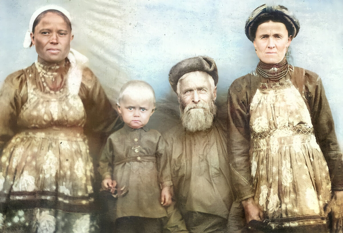 Мой прапрадедушка Федосей Афанасьевич Ефимов 1877-1950. Слева жена его внука Анна, а справа его дочь Арина Федосеевна. Что за мальчик, к сожалению, не известно.