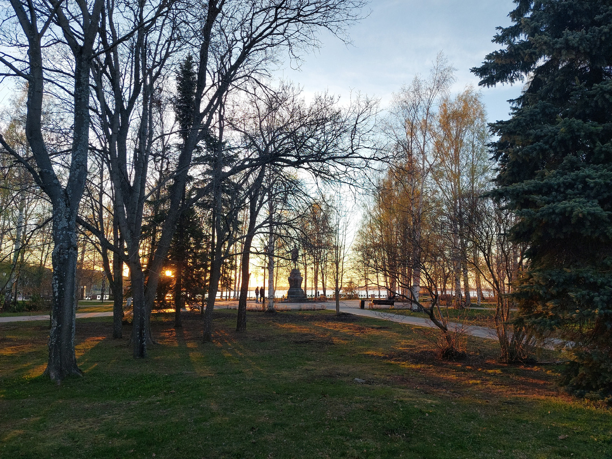 Памятник Петру Первому в лучах заходящего солнца 