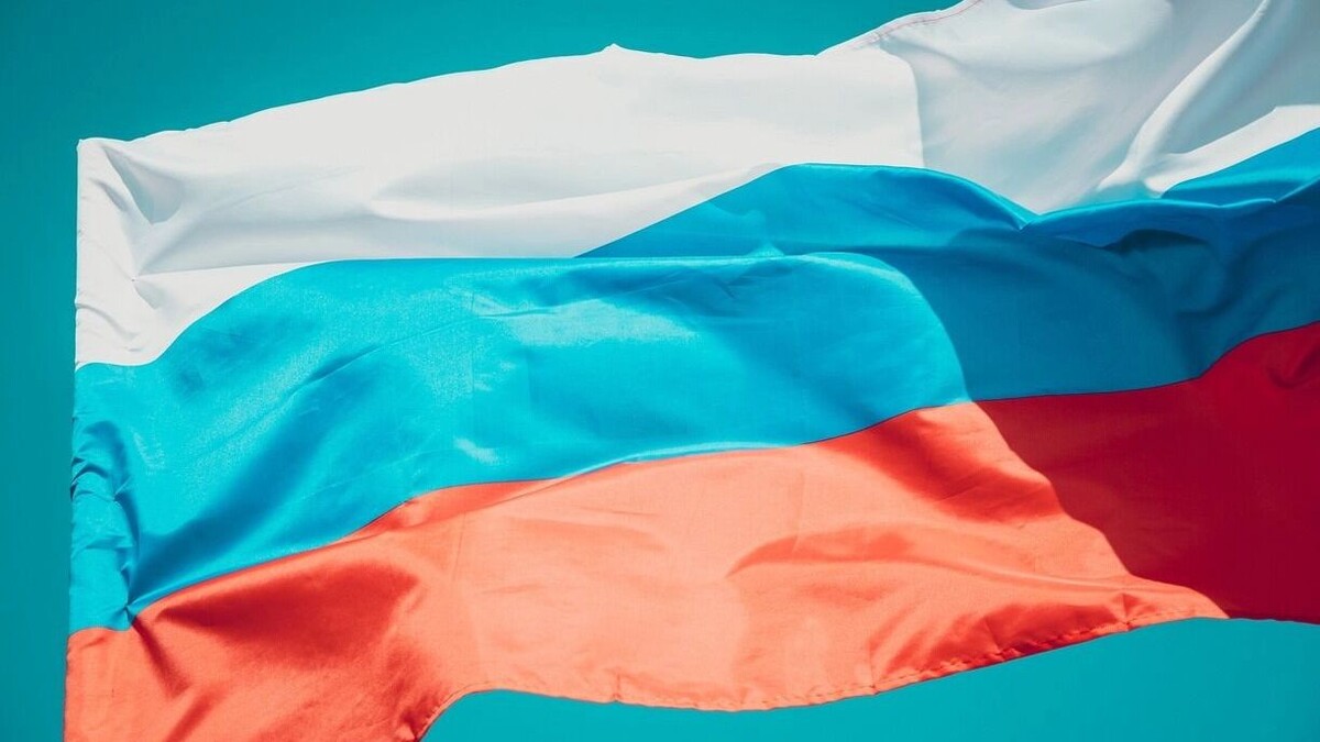    Возможно, дизайнер перепутал последовательность цветов российского флага — бело-сине-красный   1MI