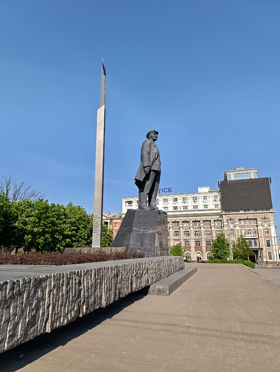 Памятник вождю мирового пролетариата на площади имени Ленина в Донецке.