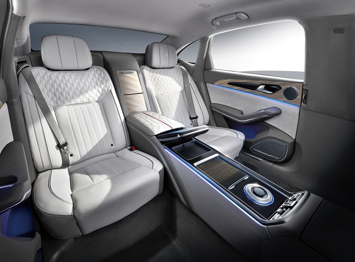    Двухместная компоновка Hongqi H9 с широким зафиксированным подлокотником