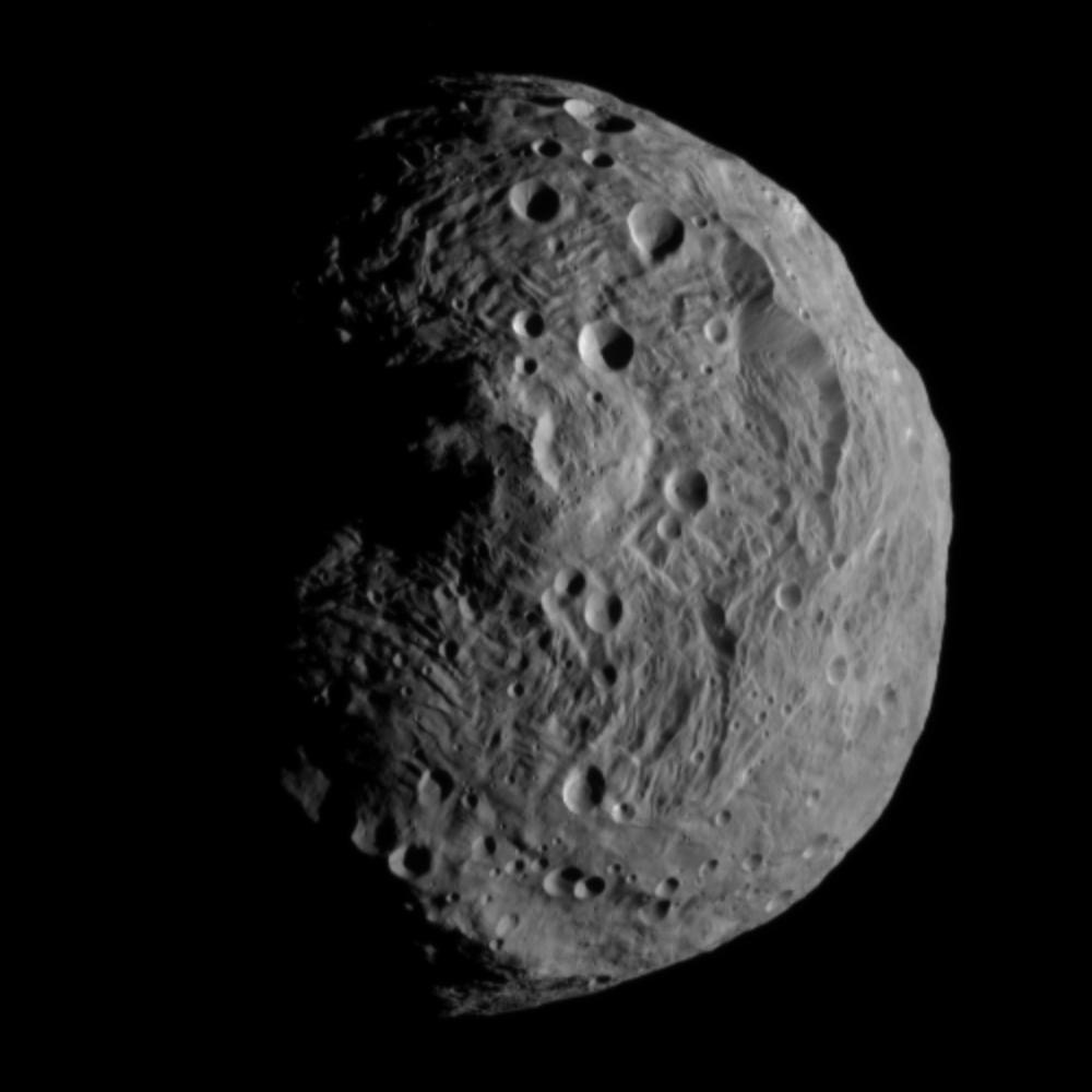 Астероид Веста. Снимок космического аппарата Dawn (англ. – рассвет, NASA), 2011 г. Фото: взято из en.wikipedia.org