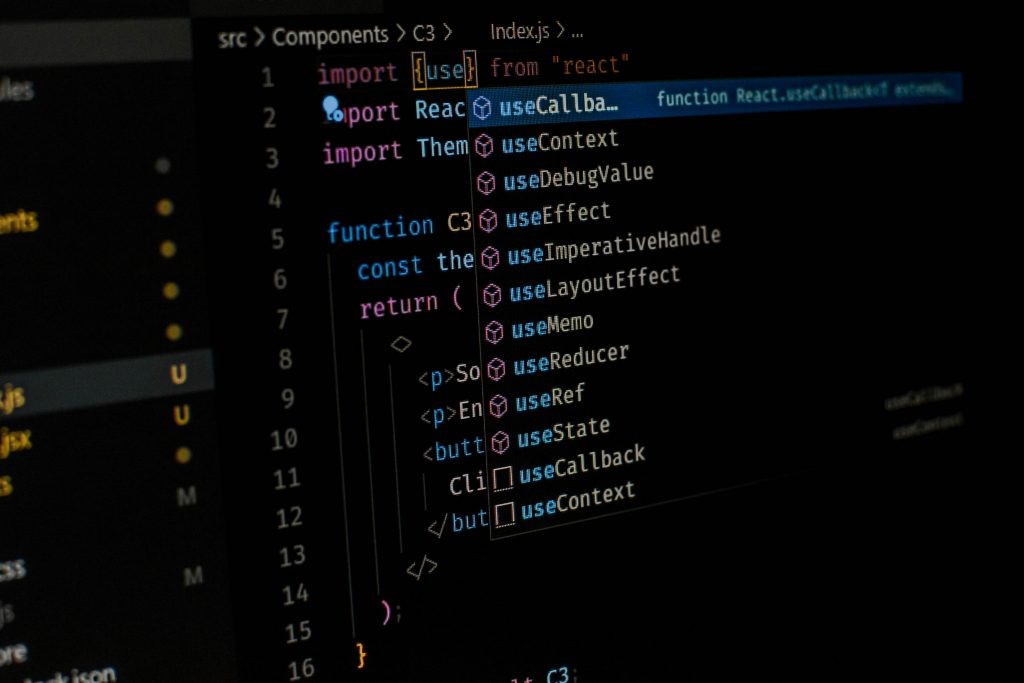    Side shot of a code editor using react js and its hooks Марк Волков