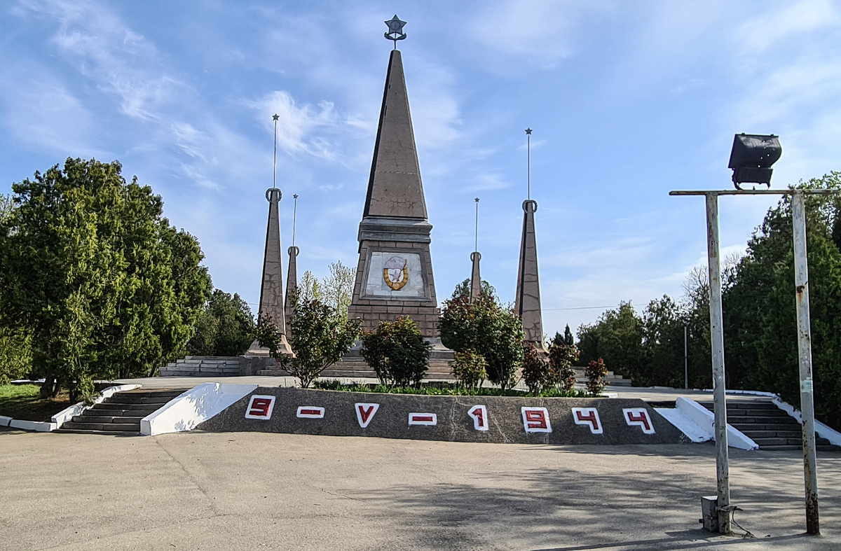 Мыс Кордон. Памятник воинам 2-й Гвардейской армии 