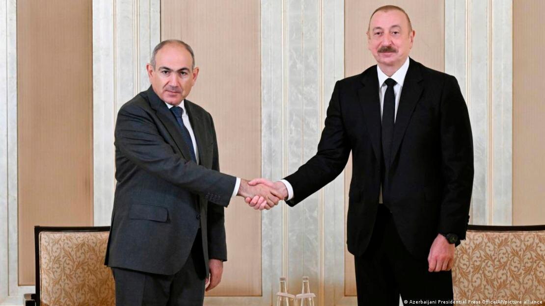 Премьер-министр Армении Никол Пашинян и президент Азербайджана Ильхам Алиев (июнь 2025 года)Фото: Azerbaijani Presidential Press Office/AP/picture alliance