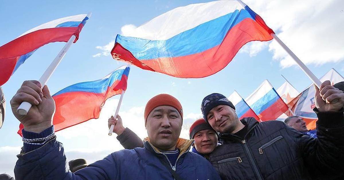 Нужно принимать людей с видом на жительство с рабочими специальностями и только, запретить при этом всякие организации типа диаспор.