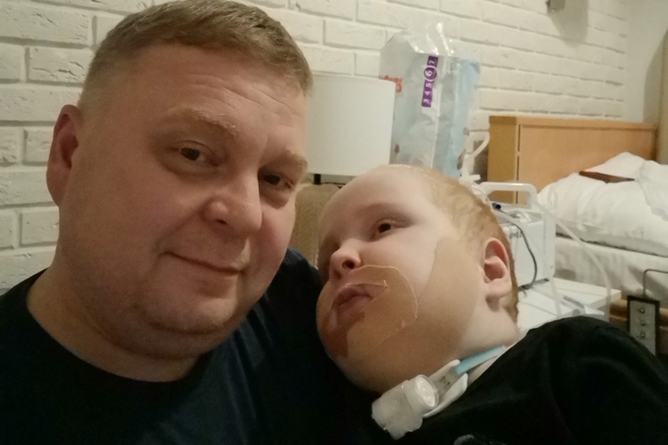    5-летний Рома Борисов из Уфы вместе с папой Альбертом сейчас проходит первый этап реабилитации в московской клинике. Фото: предоставлено КП