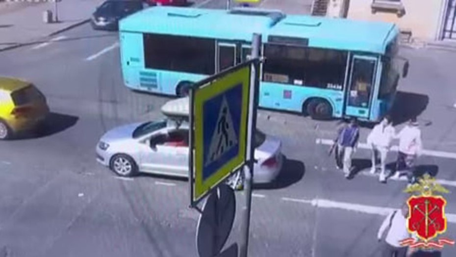    ДТП с въехавшим в стену дома автобусом в Выборгском районе Петербурга. Автор фото: ГУ МВД по Петербургу и Ленобласти