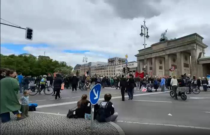 Марш против воинской повинности в Берлине. Обложка © X / CeBraX