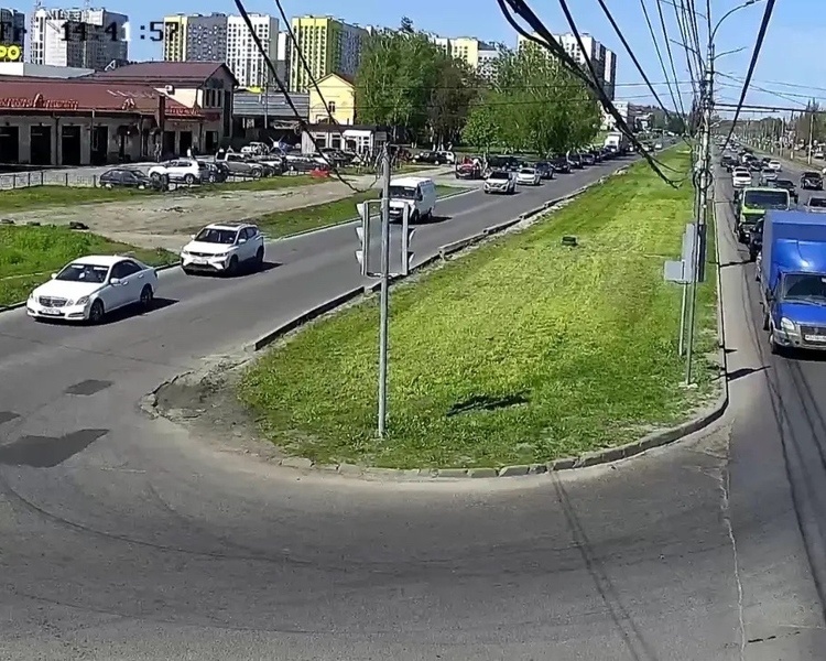     В Курске запустили новый светофор на перекрестке дублера улицы Энгельса