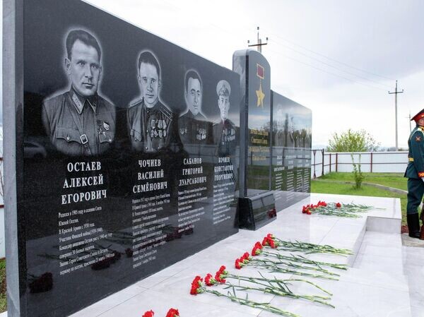 В Кадетской школе Цхинвала открыли памятник героям Великой Отечественной войны