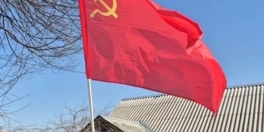 Жители Тульской области вывешивают красные флаги в честь Дня Победы