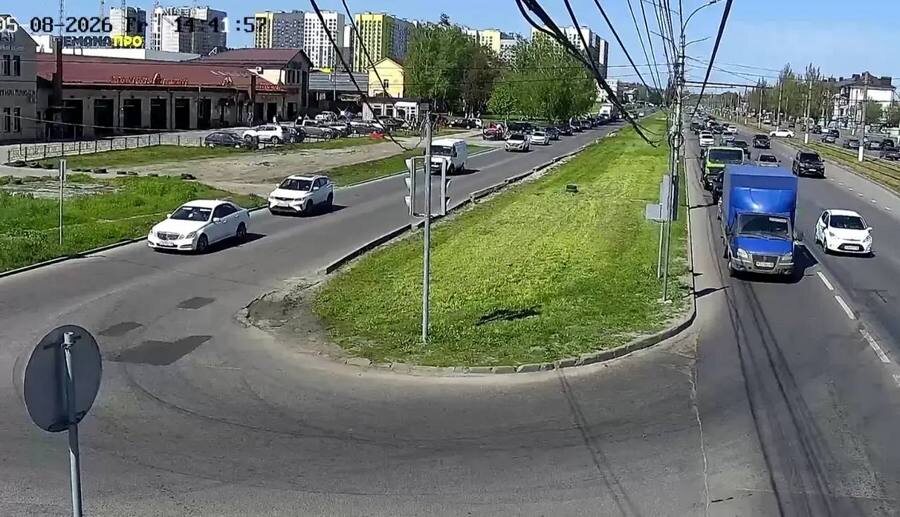В Курске с пробкой на улице Энгельса начали бороться с помощью светофора