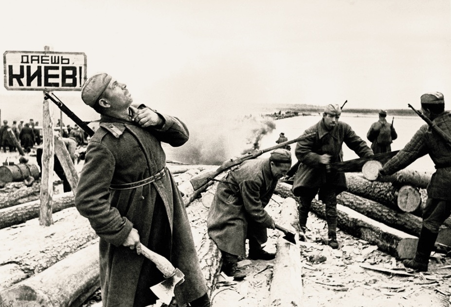 Советские сапёры готовят переправу на Днепре. 1943 год. Из открытых источников. 