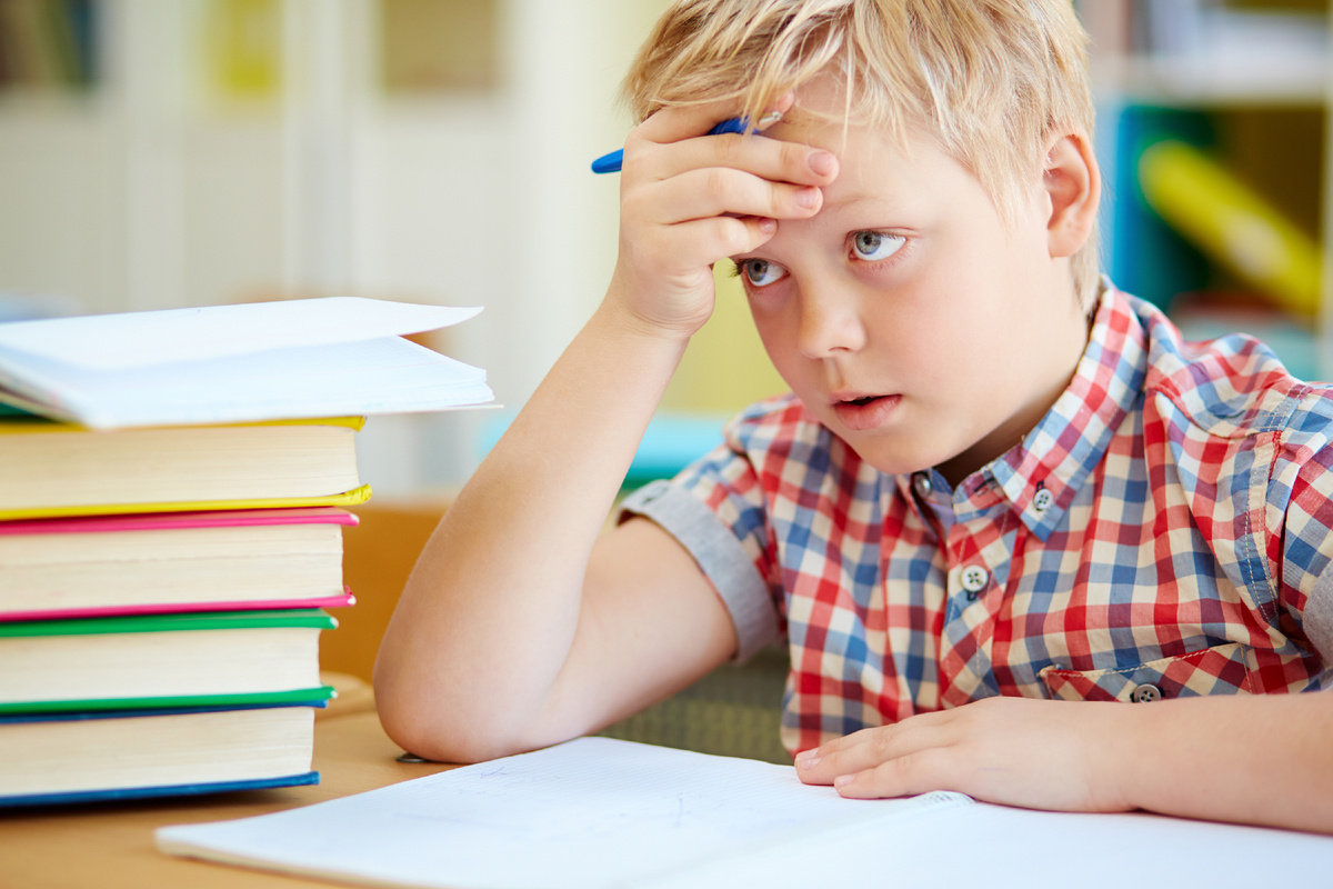 источник фото: https://www.magnific.com/ru/free-photo/close-up-worried-schoolboy-class_867484.htm#fromView=search&page=1&position=6&uuid=fc6eeae3-54cc-457a-8b05-16070822c64c&query=ребенок+плачет+из+за+плохой+учебы