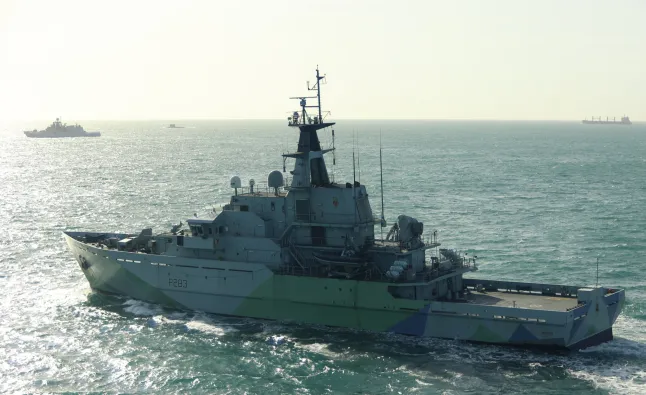 Королевский военно-морской флот внимательно следит за российским судном (Фото: PA)