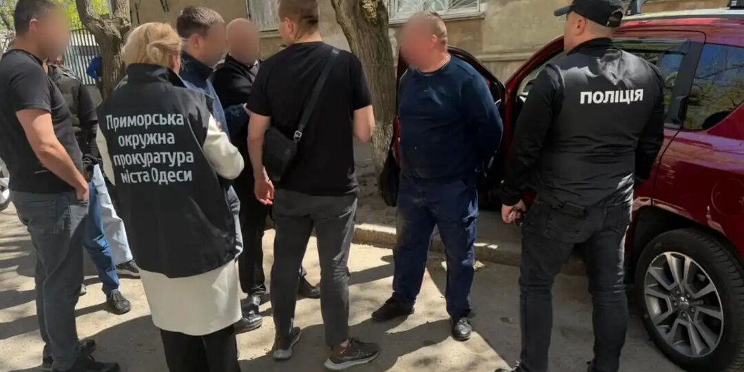 В Одессе преподаватель торговал сессиями и собирал со студентов конверты с долларами