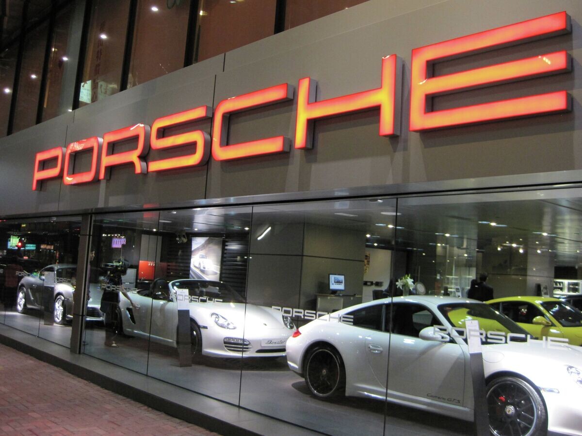    Фирменный салон Porsche в Гонконге© РИА Новости . Сергей Гунеев