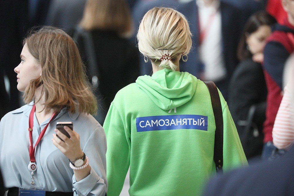   Cамозанятые в России платят налог на профдоход (НПД). Ставка 4% (физлица) и 6% (юрлица и ИП). / Евгений Разумный/ТАСС