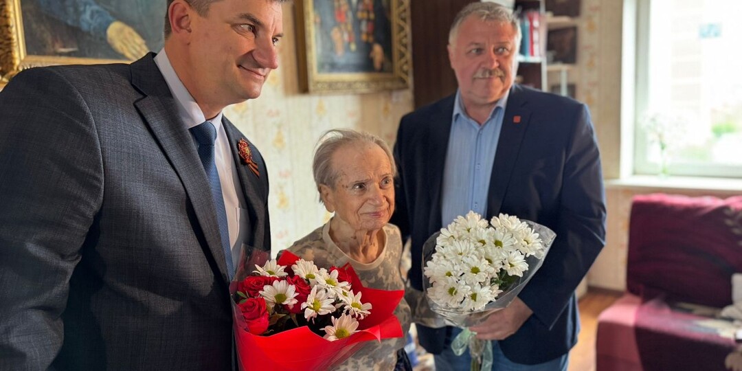 Под окнами 102-летней ветерана в Великих Луках прошёл концерт в честь Дня Победы