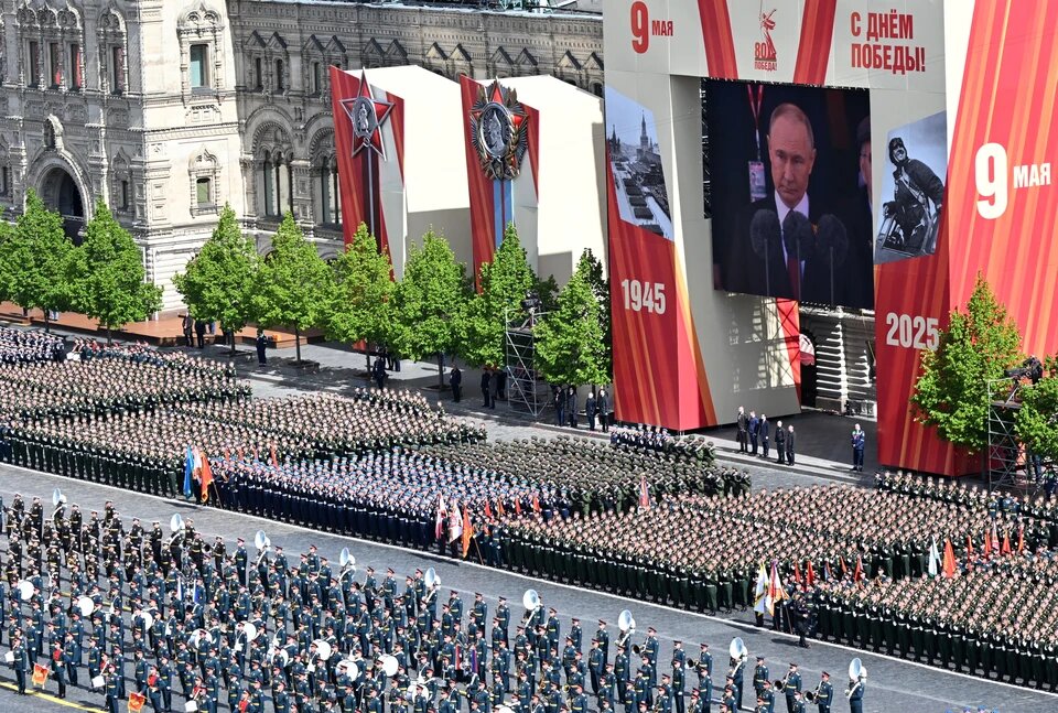 Парад Победы 2025-го года назвали демонстрацией мощи армии России, флага в небе и гордостью ветеранов, хотя страна тогда так и не завершила СВО. Прошёл ещё год, а "воз и ныне там".