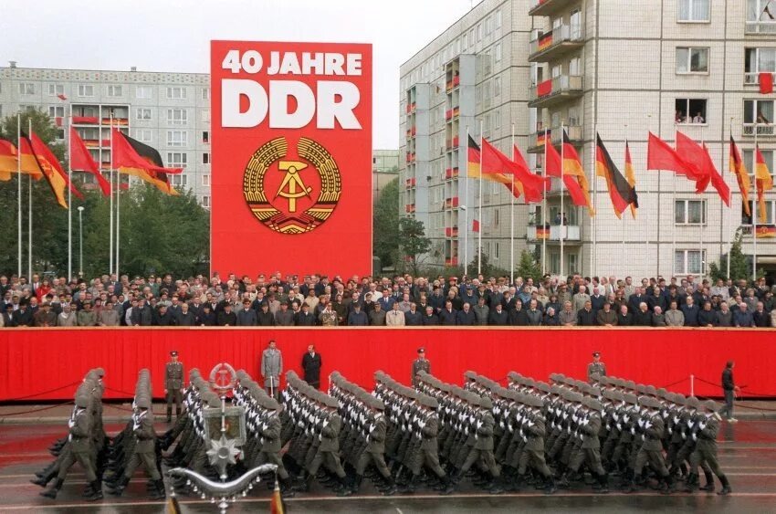 Последний юбилейный парад в теперь бывшей ГДР.