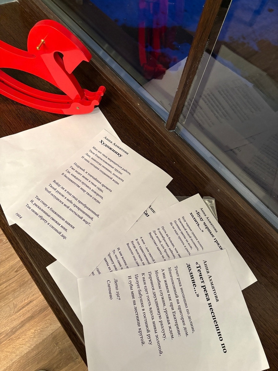 «А я росла в узорной тишине,
В прохладной детской молодого века.
И не был мил мне голос человека,
А голос ветра был понятен мне…»