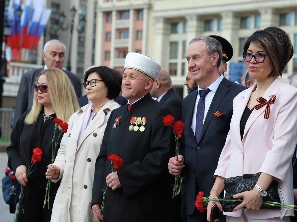    Имам Московской Соборной мечети Марат Аршабаев на церемонии возложения венков и цветов к Могиле Неизвестного Солдата в Александровском саду в Москве | © Фото : ДУМ РФ сегодня/Telegram