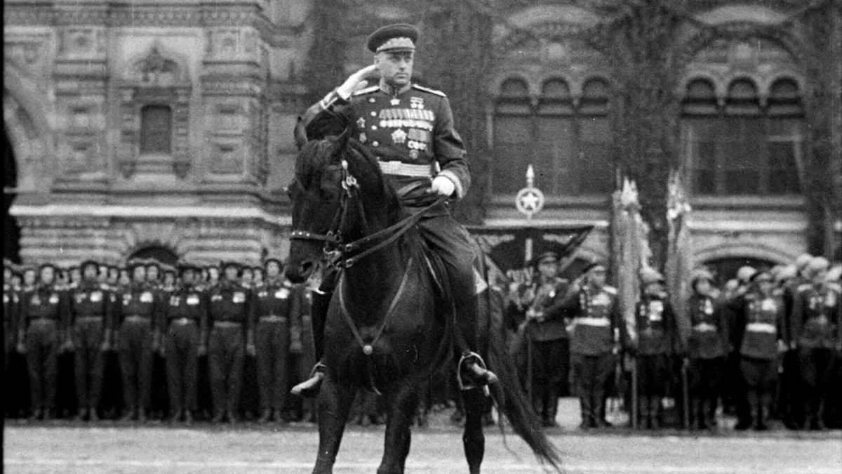 К. Рокоссовский командует историческим Парадом Победы. Изображение взято из открытых источников.