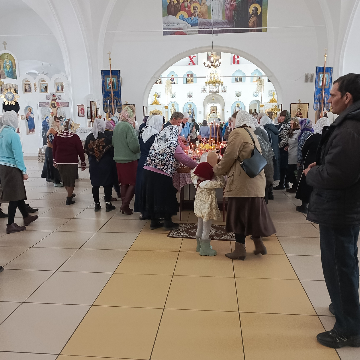 В субботу перед Пасхой снова поехали в церковь.