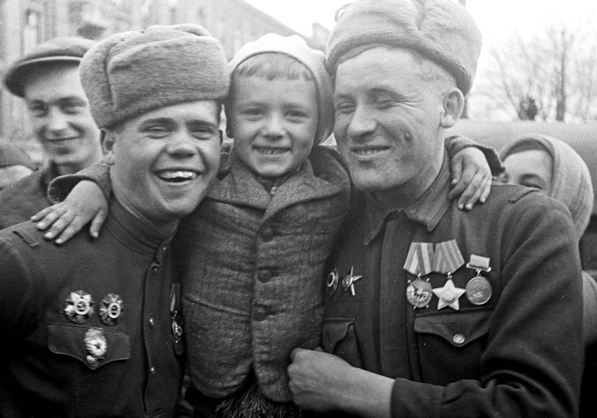 Советские солдаты с ребёнком в освобождённой Одессе. На снимке военнослужащие отдельной армейской разведывательной роты 6-й армии 3-го Украинского фронта, справа — разведчик ефрейтор Михаил Дмитриевич Сысоев (09.09.1921-11.10.2003), слева — командир разведывательного взвода лейтенант Андрей Михайлович Васильков (20.03.1918-2004).
