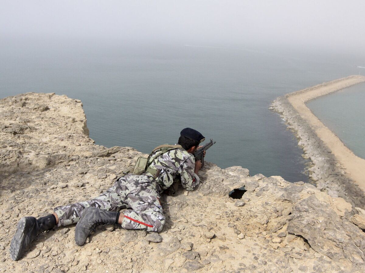    Военнослужащий армии Ирана во время учений в прибрежной зоне Ормузского пролива | © AP Photo / YJC, Mohammad Ali Marizad