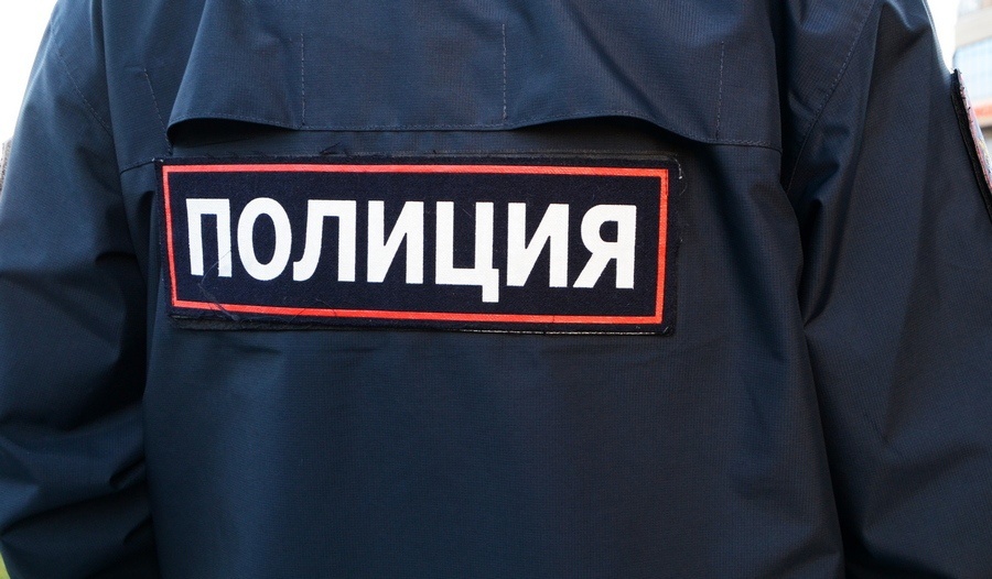 В Курске полицейские нашли девушек, испортивших забор пенсионерки