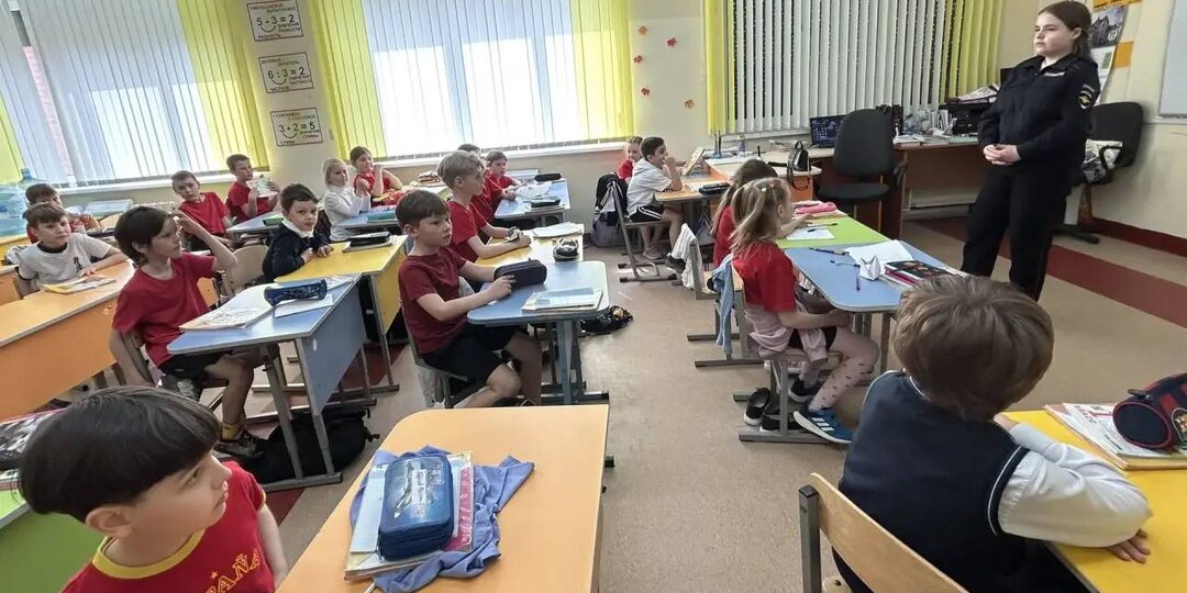 Сотрудники отделения Госавтоинспекции ОМВД России «Зеленоградский» провели беседу на тему «Правила дорожного движения для пешеходов» для