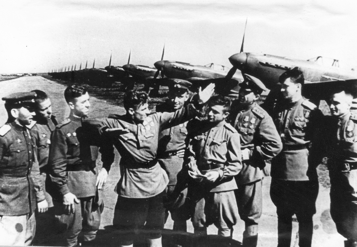 Командир 402-го ИАП Рубахин у линейки истребителей Як-3показывает приемы воздушного боя летчикам  Конукоеву, Елизарову, Шпунякову, Егоровичу, Дугину, Петровых и Макарову – еще один на снимке не известен