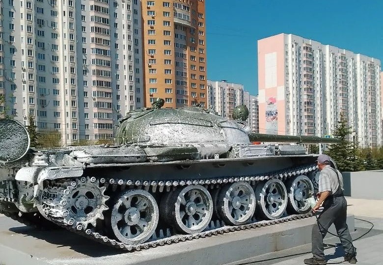 В Курске в парке «Патриот» военную технику вымыли с мылом
