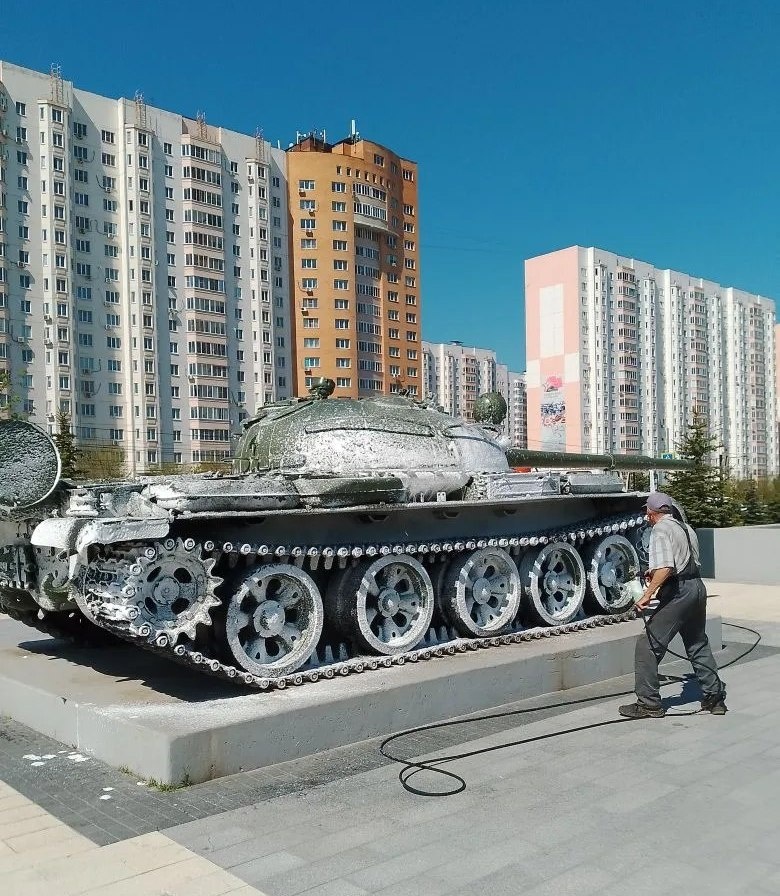    Накануне 9 мая военную технику в парке вымыли с мылом