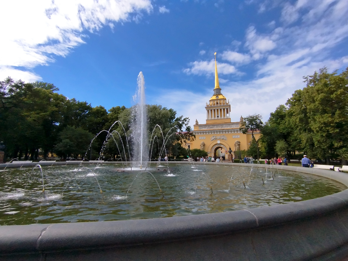 Это историческое сооружение было открыто 13 октября 1879 года и на тот момент считалось самым крупным фонтаном города