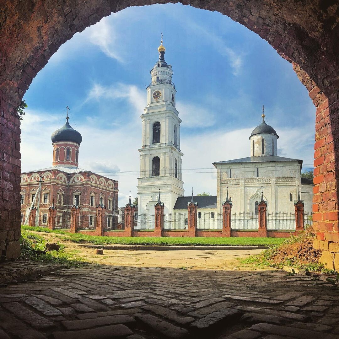 Слева направо: Никольский собор, колокольня и Воскресенский собор. Старинный мостик.
