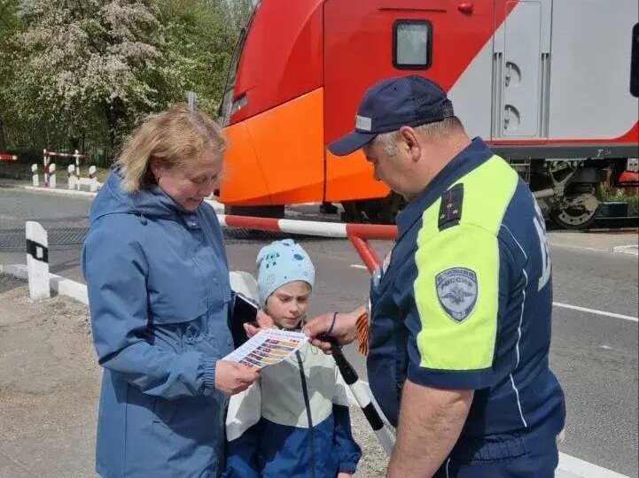 Сотрудники отделения Госавтоинспекции МО МВД России «Светлогорский» провели профилактические беседы с пешеходами на оживленных участках